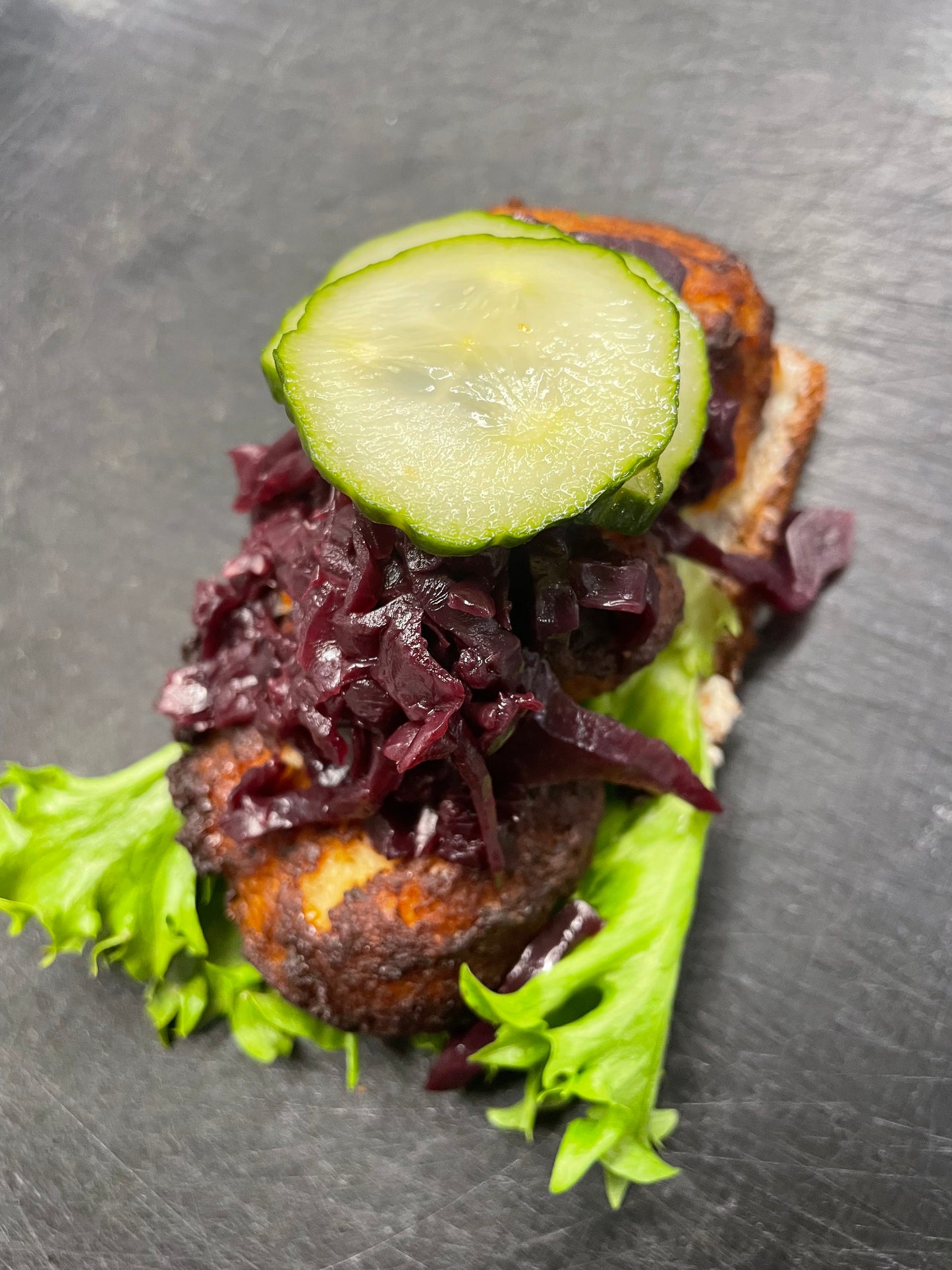 Frikadelle med rødkål og agurksalat