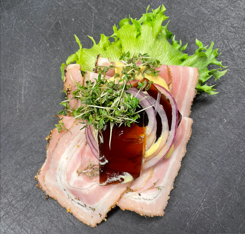 Rullepølse med løg, sky og Dijonsennep på rugbrød med fedt