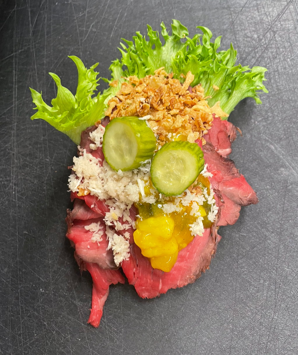 Roastbeef med pickles, friteret løg og peberrod